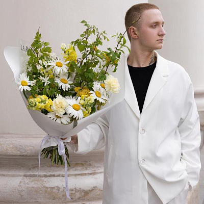 Букет ромашек с ветками малины